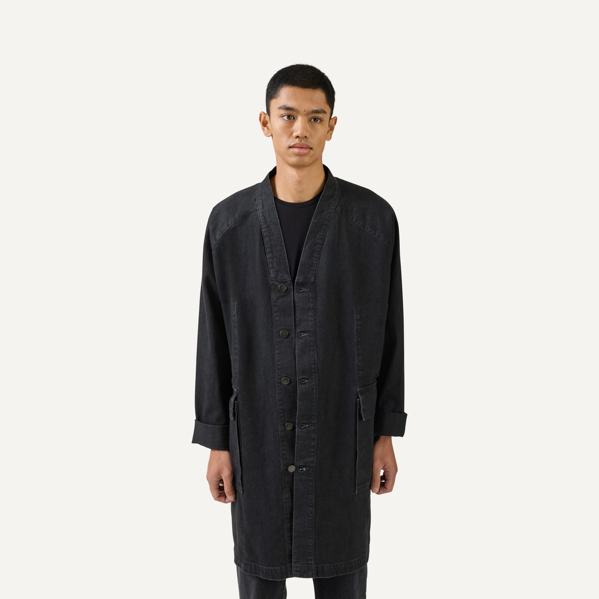 Nomen Nescio 321 Raglan Denim Jacket washed black – model detail, raglan sleeve